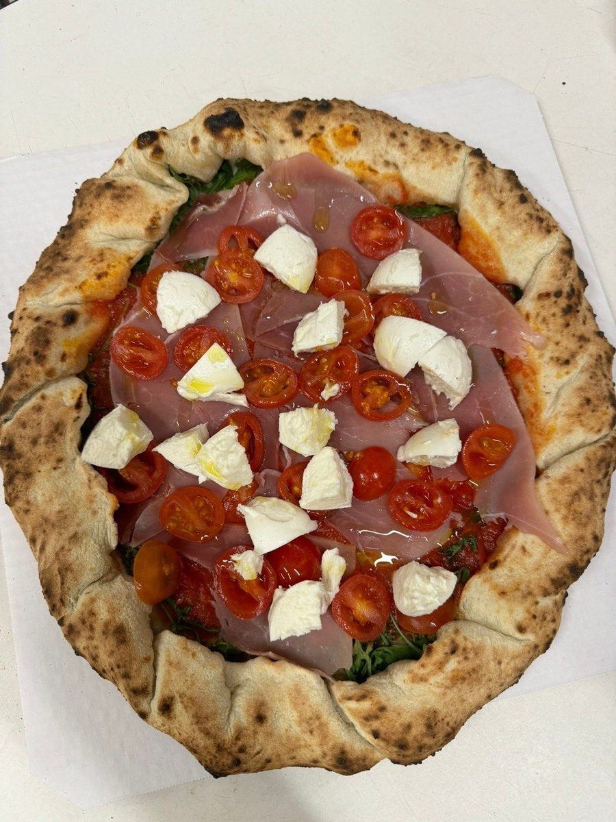 Pizza con bordo ripieno, crudo e bufala