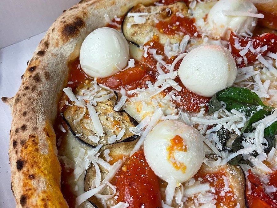 Pizza con bufala e pomodorini